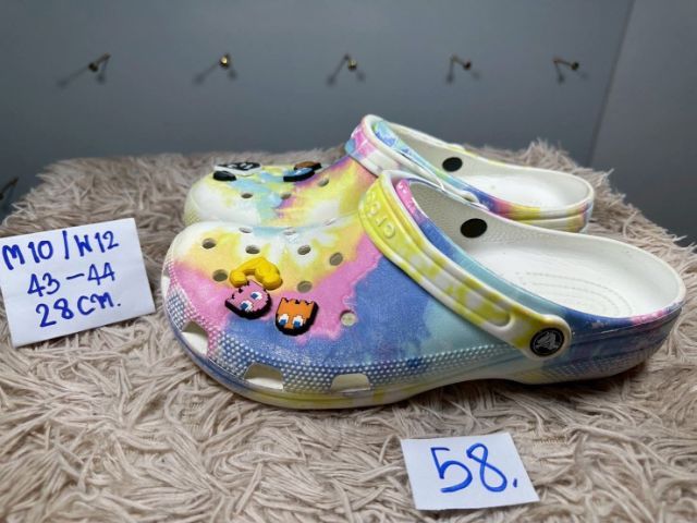  Crocs มัดย้อมสุดคิ้วท์ 
 crocsมือสอง 