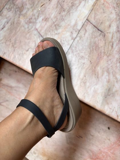 รองเท้า CROCS สภาพดี ซื์้อมาแทบไม่ได้ใช้เลย