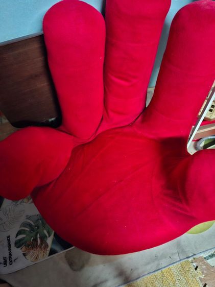 เก้าอี้รูปมือสีแดง รูปที่ 2