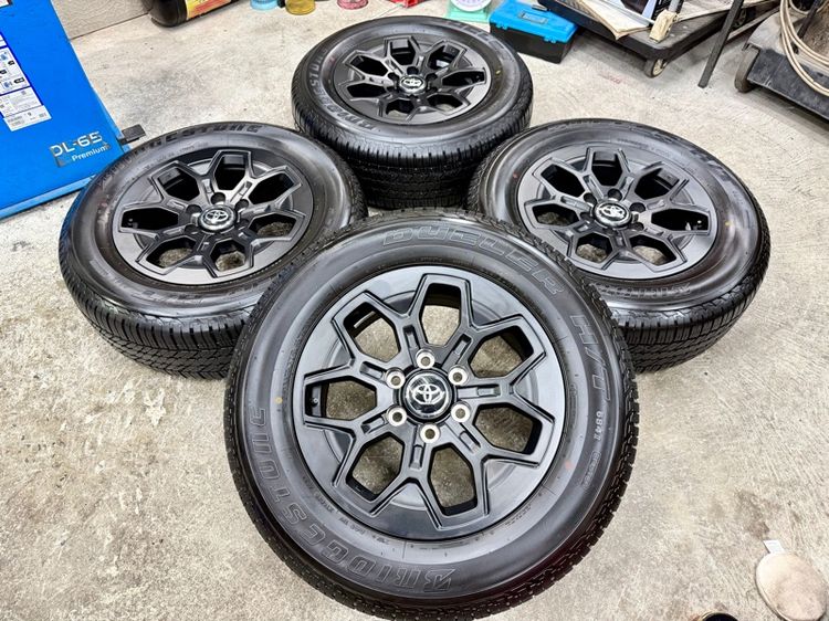 ล้อแม็ก TOYOTA TRAVO ขอบ 18” น้องป้ายแดง ยาง BRIDGESTONE 265-60R18 ปี 25 ครีบหน้ายางยังเห็นอยู่ รูปที่ 3