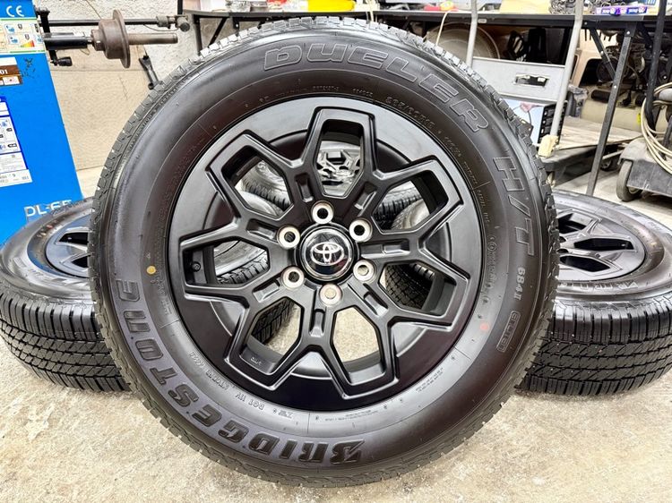 ล้อแม็ก TOYOTA TRAVO ขอบ 18” น้องป้ายแดง ยาง BRIDGESTONE 265-60R18 ปี 25 ครีบหน้ายางยังเห็นอยู่