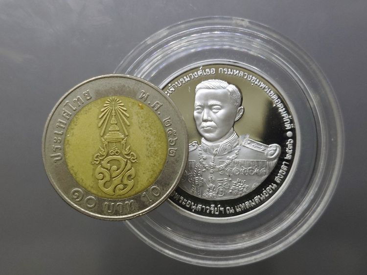 เหรียญกรมหลวงชุมพร เขตอุดมศักดิ์ เนื้อเงิน ที่ระลึกพิธีสร้างอนุสาวรีย์ ณ แหลมสนอ่อน จ.สงขลา ปี 2536 พร้อมกล่องหนัง รูปที่ 5