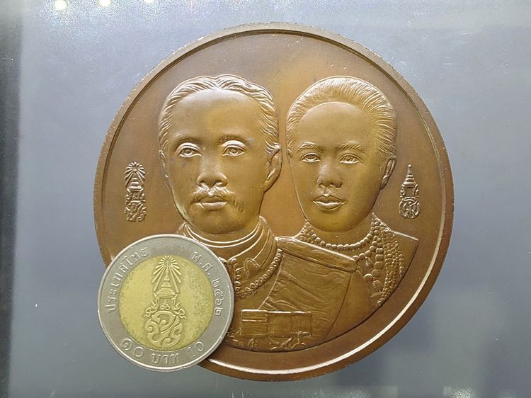 เหรียญเนื้อทองแดง ขนาด 7 ซ.ม. ที่ระลึกครบ 100 ปี โรงเรียนพยาบาลผดุงครรภ์และอนามัยศิริราช ปี2539 พร้อมกล่องหนังเดิม รูปที่ 6