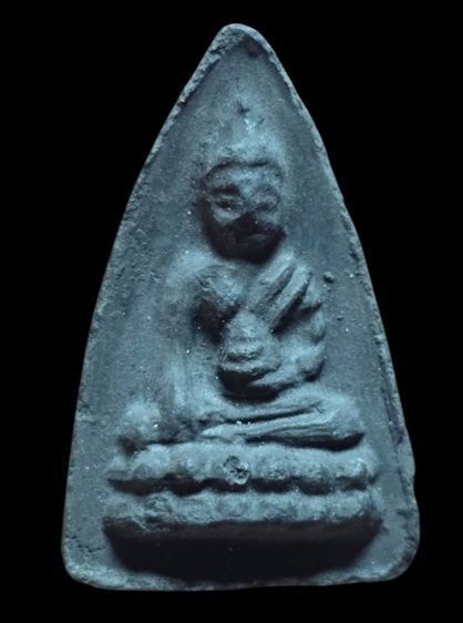 พระพุทโธน้อย คุณแม่บุญเรือน วัดอาวุธ พิมพ์กลาง หลังยันต์นะอะระหัง เนื้อดำ