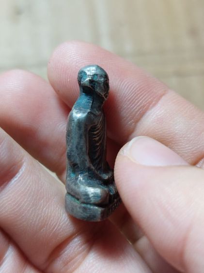 เครื่องรางรูปหล่อหลวงพ่อเดิมเนื้ออัลปาก้า มีจารอักขระ รูปที่ 6