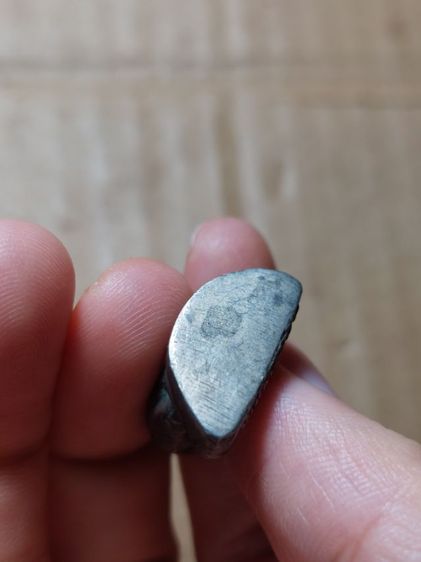 เครื่องรางรูปหล่อหลวงพ่อเดิมเนื้ออัลปาก้า มีจารอักขระ รูปที่ 5