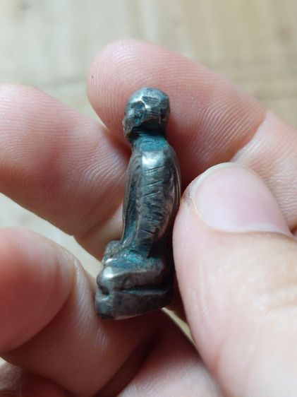 เครื่องรางรูปหล่อหลวงพ่อเดิมเนื้ออัลปาก้า มีจารอักขระ รูปที่ 3