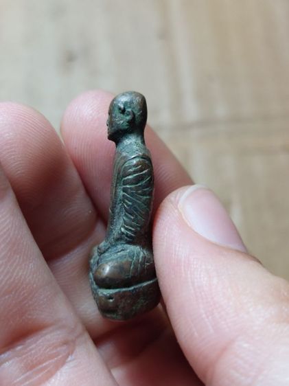 เครื่องราง รูป หล่อ พลาย เงิน วัด หนองหลวง ของ พ่อ เดิม วัด หนองโพ มี จาร อักขระ รูปที่ 3