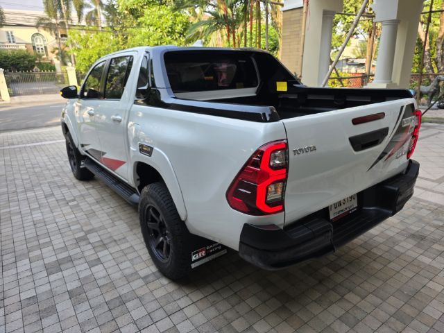 รถ Toyota Hilux Revo 2.8 GR Sport สี ขาว