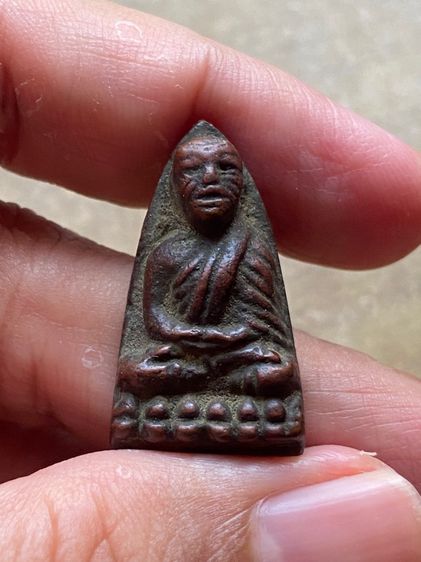 หลวงปู่ทวดหลังเตารีด พิมพ์เล็ก แข้งขีด