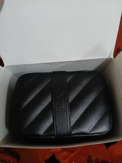 กระเป๋าเครื่องสำอางแท้ 𝗬𝗦𝗟 𝗕𝗘𝗔𝗨𝗧𝗘 Cosmetic
ขนาด 15 x 11 x 12 cm
โลโก้ทอง โลโก้ดำ  รูปที่ 6