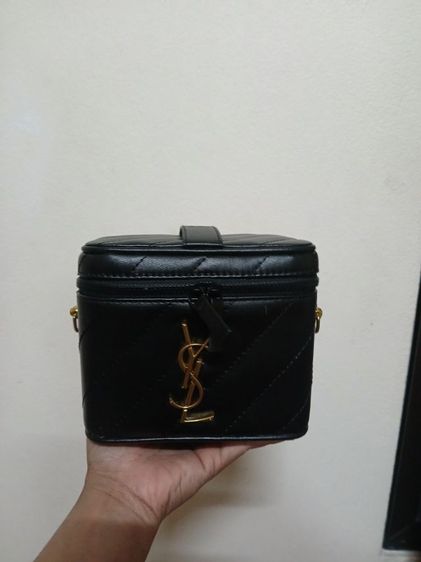 กระเป๋าเครื่องสำอางแท้ 𝗬𝗦𝗟 𝗕𝗘𝗔𝗨𝗧𝗘 Cosmetic
ขนาด 15 x 11 x 12 cm
โลโก้ทอง โลโก้ดำ  รูปที่ 4