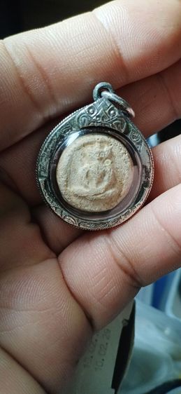 พระผงพิมพ์จันทร์ลอย ไม่ทราบที่ในกรอบเงินเก่า รูปที่ 2