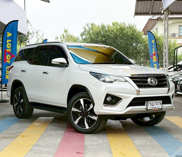 รถ Toyota Fortuner 2.8 V TRD Sportivo II 4WD สี ขาว