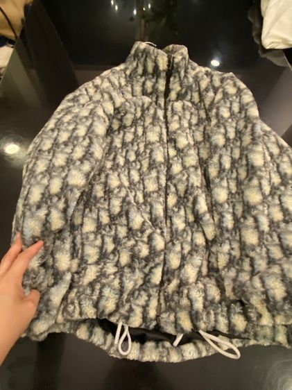 คริสเตียนดิออร์ (ติดจองค่ะ)เสื้อกันหนาว สภาพใหม่เอี่ยม เนื้อผ้าขนแกะ รูปที่ 7