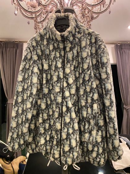 คริสเตียนดิออร์ (ติดจองค่ะ)เสื้อกันหนาว สภาพใหม่เอี่ยม เนื้อผ้าขนแกะ