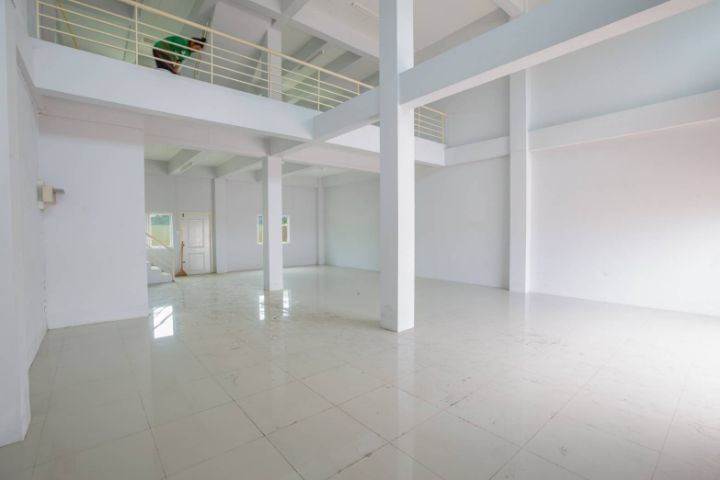 ขายด่วนตึก3.5 ชั้น ติดถนนสุขุมวิทแยกเจ ชลบุรี สนใจติดต่อ 0657894642หรือ0757895159 ค่ะ