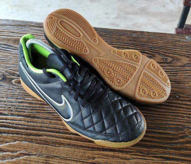 ผู้ชาย ดำ รองเท้าฟุตซอล NIKE ทือ2 สภาพดี