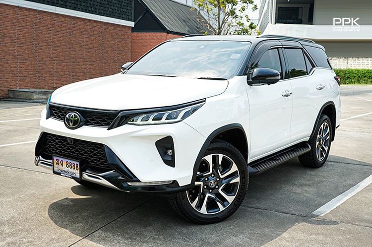 รถ Toyota Fortuner 2.8 Legender Black Top สี ขาว