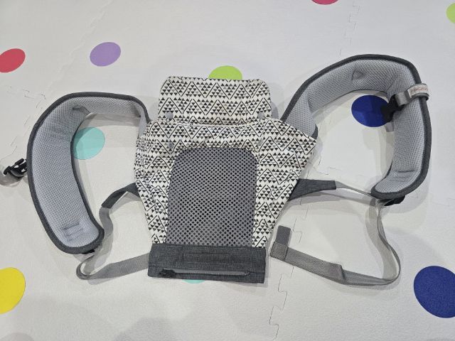 Pognae เป้อุ้มเกาหลี สภาพใหม่มากๆ มีกล่อง อุปกรณ์ครบเนื้อผ้าระบายอากาศดี ไม่ร้อนทั้งคนอุ้ม และเด็ก รุ่นนี้ไม่เจ็บ เขาเอว เข้าบ่าพอดี   รูปที่ 2