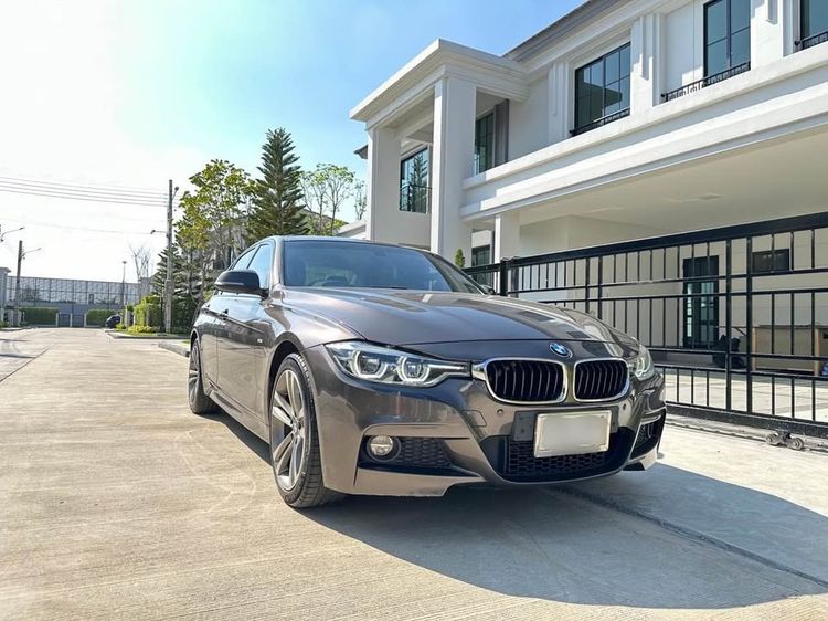 รถ BMW Series 3 320i สี น้ำตาล