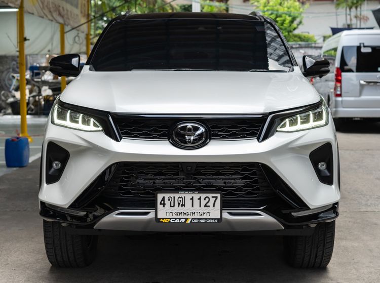รถ Toyota Fortuner 2.4 Legender Black Top สี ขาว