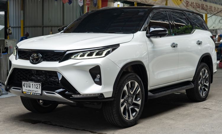 Toyota Fortuner 2023 2.4 Legender Black Top Utility-car ดีเซล ไม่ติดแก๊ส เกียร์อัตโนมัติ ขาว รูปที่ 2