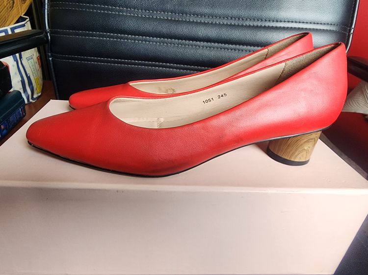 รองเท้าคัทชูสีแดง รูปที่ 2