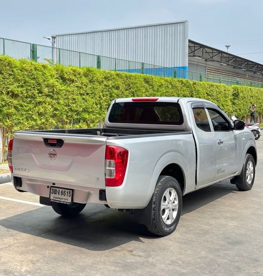 Nissan Navara 2021 2.5 E Pickup ดีเซล เกียร์ธรรมดา บรอนซ์เงิน รูปที่ 3