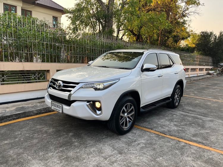 Toyota Fortuner 2017 2.8 V Utility-car ดีเซล เกียร์อัตโนมัติ ขาว รูปที่ 3