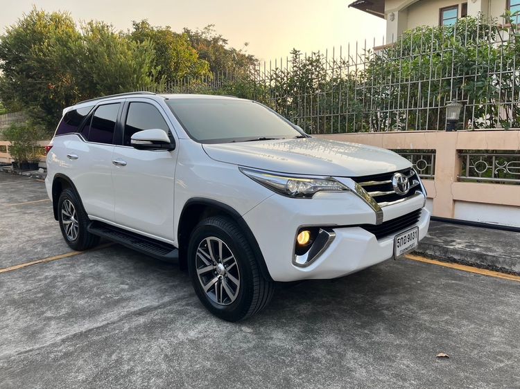 รถ Toyota Fortuner 2.8 V สี ขาว