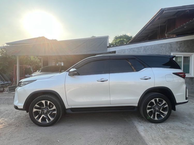 Toyota Fortuner 2021 2.8 Legender Black Top ดีเซล เกียร์อัตโนมัติ ขาว รูปที่ 2