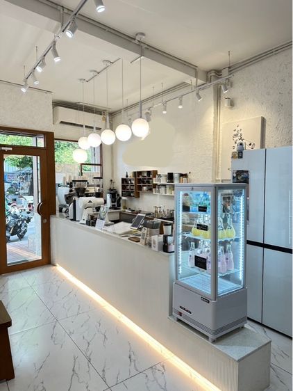 เซ้งร้านคาเฟ่ ตกแต่งสวยทำเลดีมาก ใกล้ออฟฟิศ แหล่งที่ทำงานสีลม คนเดินตลอด พร้อมเข้ามาขายได้ทันที รูปที่ 2