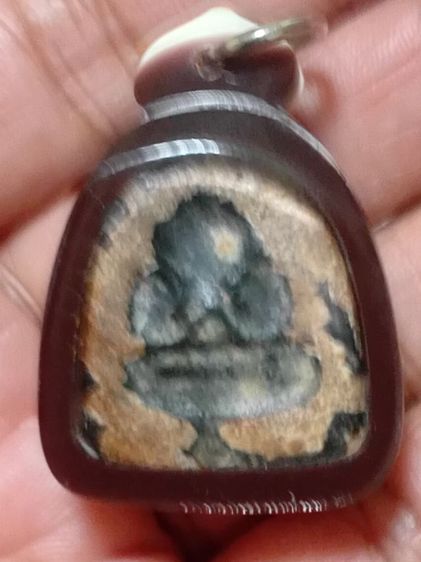 พระปิดตาไม่ทราบที่เลี่ยมพลาสติกพร้อมใช้ รูปที่ 2