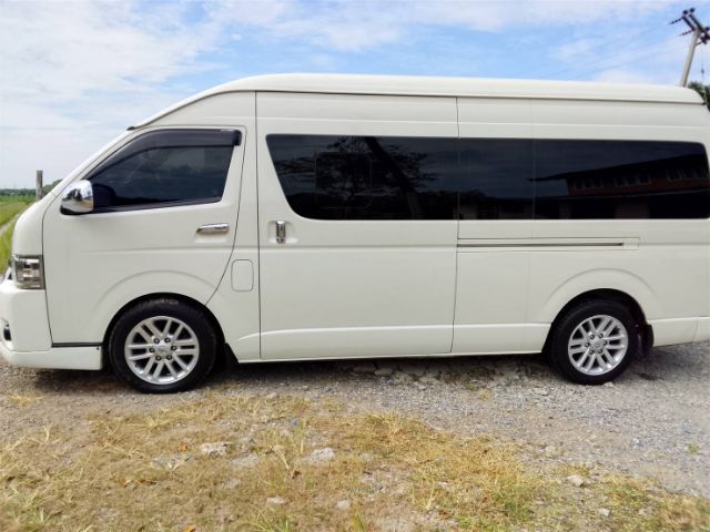 รถ Toyota Commuter 3.0 สี ขาว