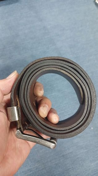 เข็มขัดหนังแท้ GARDEUR
เอว 36 ถึง 43 กว้าง 1.4 
ยาวรวมหัว 48.5 หนังสวย
มีรอยตามใช้ รูปที่ 6