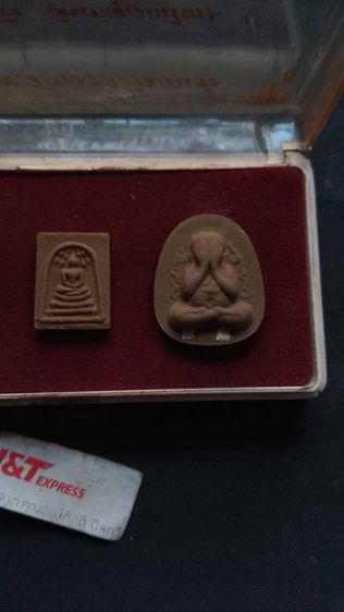 หลวงปู๋โต๊ะวัดประดู่ฉิมพลียกชุด1กล่อง3องค์พระสวยมากอยู่ในกล่องอย่างดีพระบ้านพึ่งได้มากล่องเก่าตามกาลเวลาแบบนี้หายาก รูปที่ 6