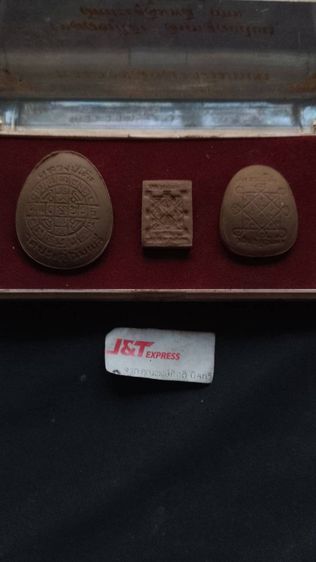 หลวงปู๋โต๊ะวัดประดู่ฉิมพลียกชุด1กล่อง3องค์พระสวยมากอยู่ในกล่องอย่างดีพระบ้านพึ่งได้มากล่องเก่าตามกาลเวลาแบบนี้หายาก รูปที่ 3