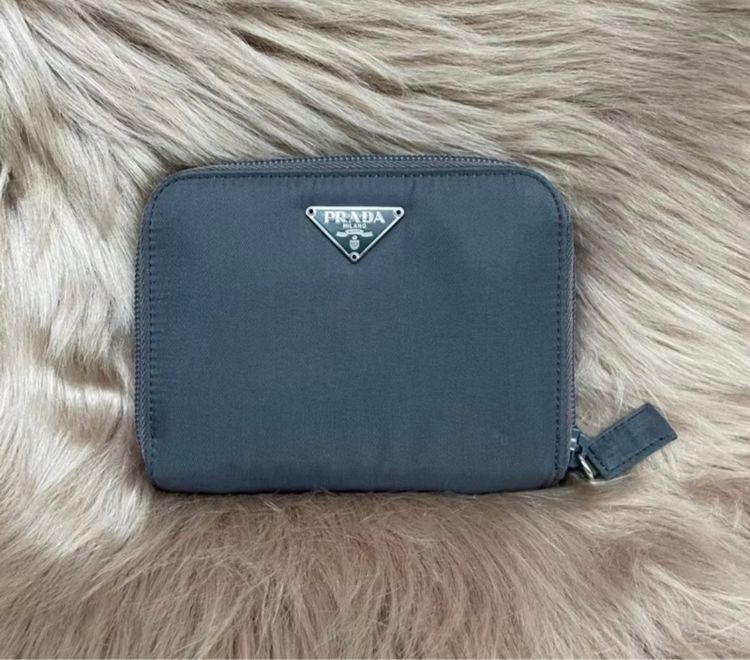 Prada Nylon Wallet สีเทา ของแท้ มือสอง