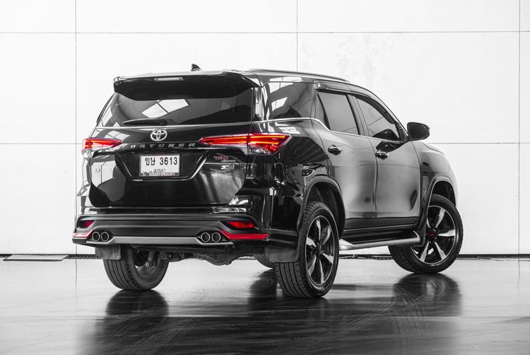 Toyota Fortuner 2019 2.8 V TRD Sportivo II Black Top 4WD Utility-car ดีเซล ไม่ติดแก๊ส เกียร์อัตโนมัติ ดำ รูปที่ 4