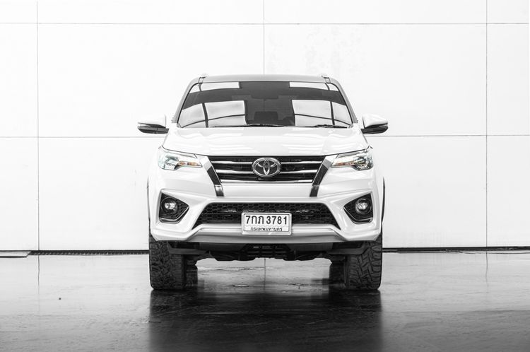 รถ Toyota Fortuner 2.8 V TRD Sportivo II Black Top สี ขาว