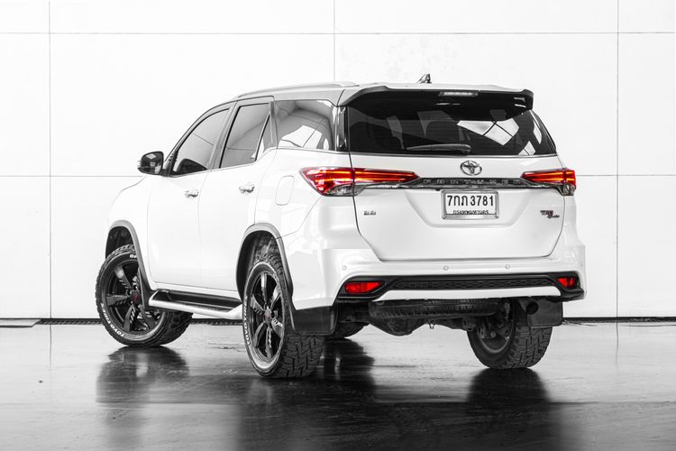 Toyota Fortuner 2018 2.8 V TRD Sportivo II Black Top Utility-car ดีเซล ไม่ติดแก๊ส เกียร์อัตโนมัติ ขาว รูปที่ 4