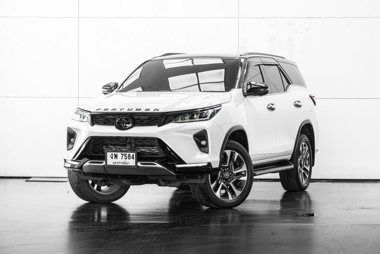 รถ Toyota Fortuner 2.4 LEGENDER 4WD AT สี ขาว