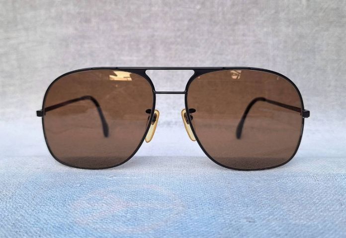 แว่นตาเยอรมันตะวันตกผู้ให้กำเนิดเลนส์กระจกพระเจ้า CARL ZEISS JENA โมเดลอะเวียร์เตอร์–สี่เหลี่ยมนักบิน–สิงห์ดำ เลนส์กระจกคริสตัล ออริจินัล CARL ZEISS JENA สีน้ำตาล–สว่าง...Authentic Vintage CARL ZEISS JENA handcrafted in West Germamy