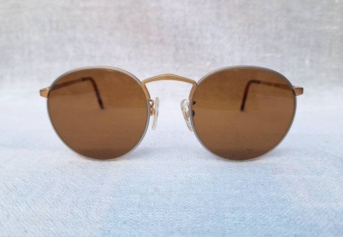 แว่นตาแฮนด์คราฟท์ฝรั่งเศส 2 กษัตริย์  LOGO PARIS มือหนึ่ง New Old Stock โมเดลอาร์ติสท์ หยดน้ำ–แพนโต้ จอห์น เลนนอน เลนส์กระจกคริสตัลญี่ปุ่น UNION COLOR สีน้ำตาลคาราเมล–สว่าง...Authentic Vintage LOGO PARIS Handcrafted in France