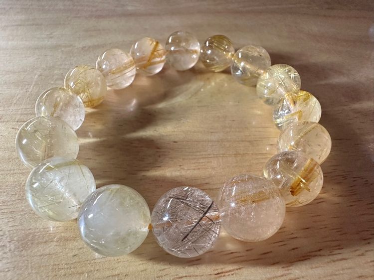 ข้อมือหินไหมทองพร้อมไหมเงิน