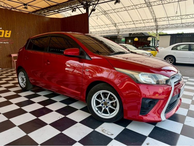 Toyota Yaris 2017 1.2 E Sedan เบนซิน เกียร์อัตโนมัติ แดง รูปที่ 2