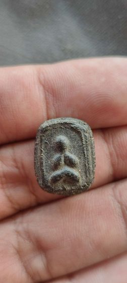 พระปิดจาเนื้อผงคลุกรักเก่าไม่ทราบที่ รูปที่ 3