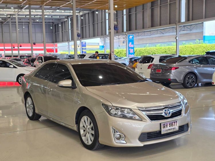 รถ Toyota Camry 2.5 Hybrid สี บรอนซ์ทอง