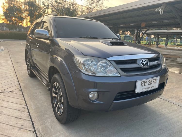 รถ Toyota Fortuner 3.0 V 4WD สี เทา
